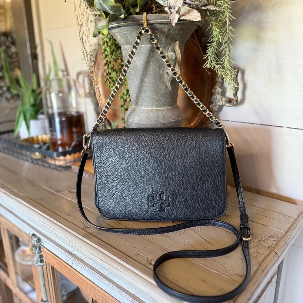 Tory Burch Authentic Black Pebbled
Crossbody Bag Chain Logo Detachable
Strap